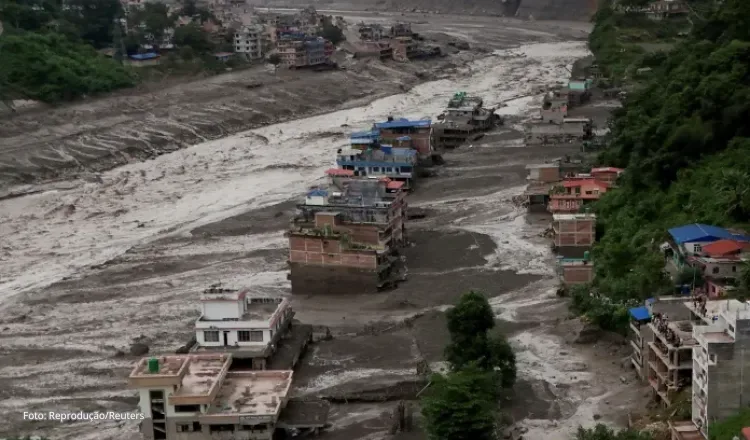 Inundações entre Nepal e Tibete matam ao menos 95, e há quase 400 desaparecidos